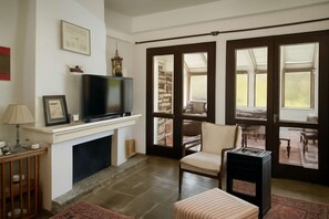 تلفزيون، مدفأة، مكتب