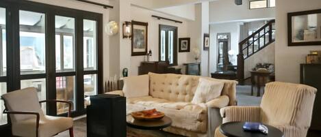 TV, fireplace, offices