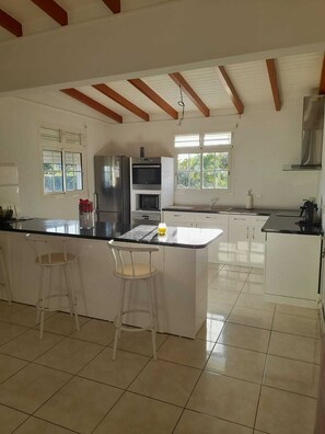 Microwave, oven, stovetop, dishwasher - Modern, bright house with garden, Wi-Fi and parking - family or telecommuting (Sainte-Anne)