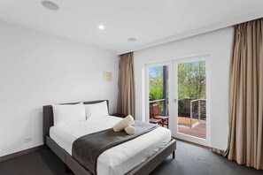 3 habitaciones, escritorio y tabla de planchar con plancha 