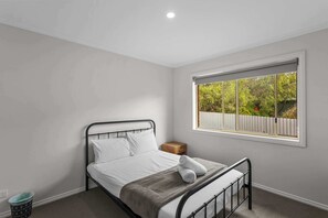 3 bedrooms, desk, iron/ironing board, WiFi