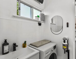 تجهيزات دش، مجففات شعر، مناشف