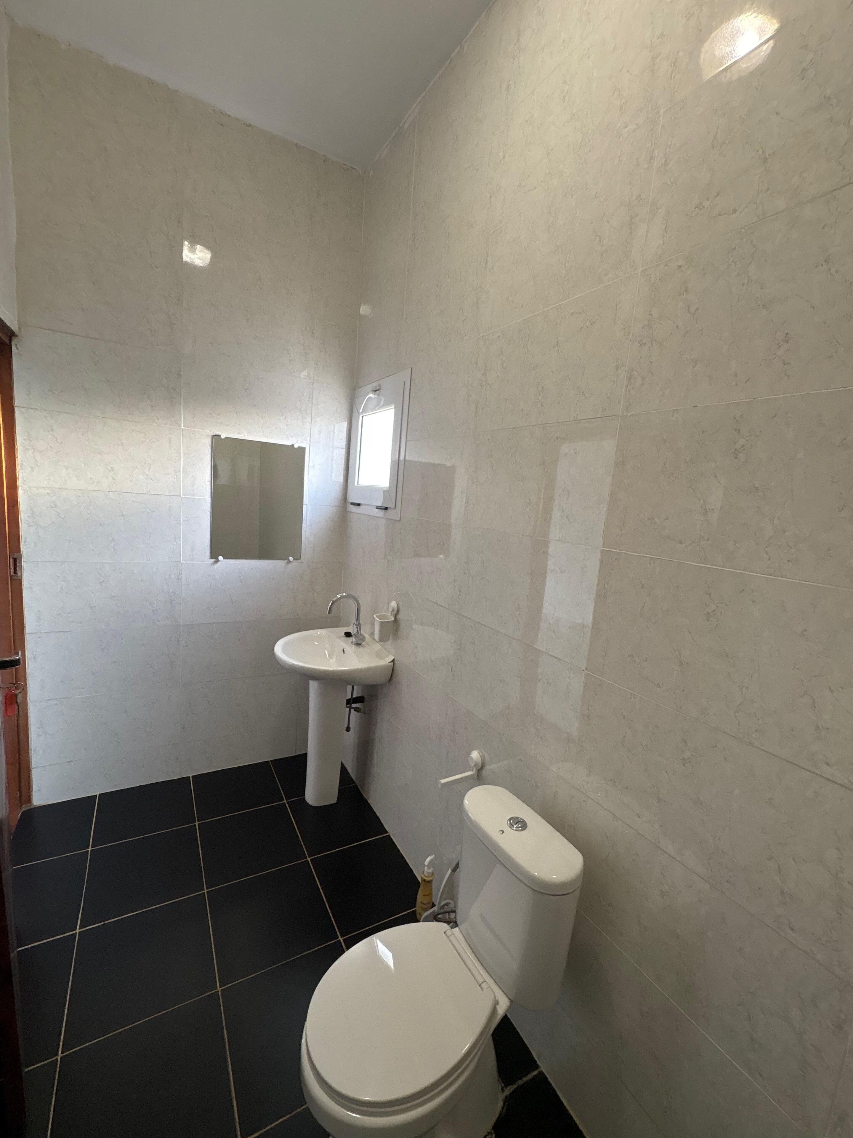 Douche, serviettes fournies, savon, papier toilette