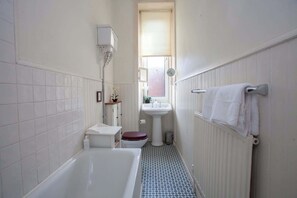 Douche, sèche-cheveux, serviettes fournies
