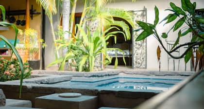 Miskitu House, Colonial Oasis Private Pool & Courtyard Heart of Granada