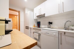 Geladeira, micro-ondas, fogão, lava-louças