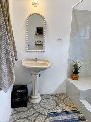Shower, hair dryer, towels, soap - Hibiscus Cove (Sandy Bay)