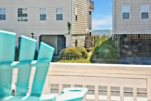 Property grounds - Beach Cake! 2nd row, small ocean views! Beach access across the street! (Surf City)