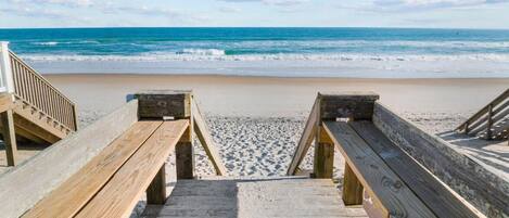 Chaises longues, serviettes de plage