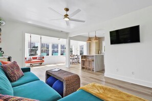 Smart TV, books - Beach Cake! 2nd row, small ocean views! Beach access across the street! (Surf City)