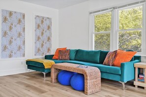 Smart TV, books - Beach Cake! 2nd row, small ocean views! Beach access across the street! (Surf City)