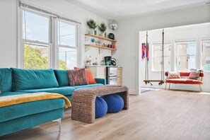 Smart TV, books - Beach Cake! 2nd row, small ocean views! Beach access across the street! (Surf City)