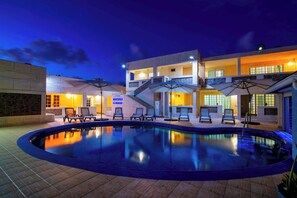 Una piscina al aire libre