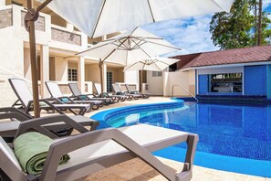 Outdoor pool - Beachside Bliss: Spa, Pool & Nightlife Nearby (Oistins)