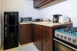 Refrigerador, microondas, horno, placa de cocina