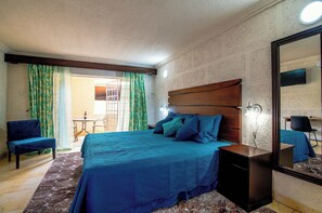 Coffres-forts dans les chambres, bureau, fer et planche à repasser