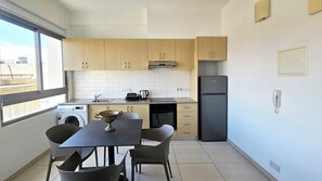 Luxury Apartment, City View | Private kitchen