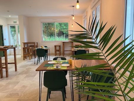 Daily buffet breakfast for a fee. Logis Hôtel Les TILLEULS