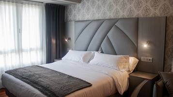 Desk, laptop workspace, free WiFi