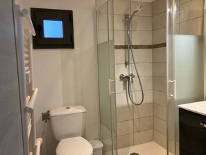 Doccia, asciugamani, sapone, shampoo