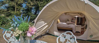 Walcot Hall by Group Retreats - sleeps 25 guests in 8 bedrooms