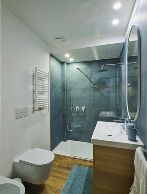 Bruser, hårtørrer, bidet, håndklæder