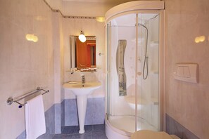 Secador de cabelo, toalhas de banho, sabonete, papel higiênico