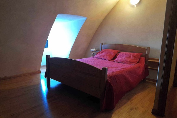 2 bedrooms, iron/ironing board, WiFi