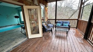 Innendørsbasseng og et oppvarmet basseng