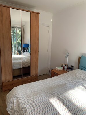 1 quarto, escrivaninha, ferros/tábuas de passar roupa, Wi-Fi de cortesia