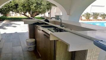 Frigorifero, microonde, forno, piano cottura