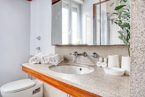Comfort Apartment, City View | Bathroom