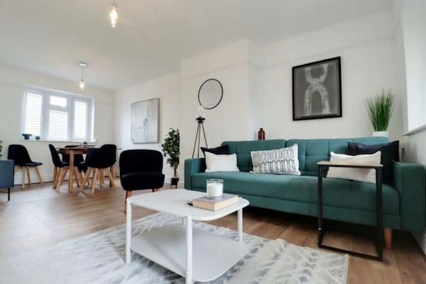 Living Room / Lounge