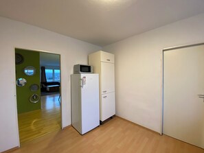 Basic Condo, 5 Bedrooms, Kitchen | Private kitchen