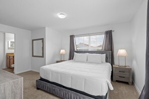 5 habitaciones, escritorio y tabla de planchar con plancha 