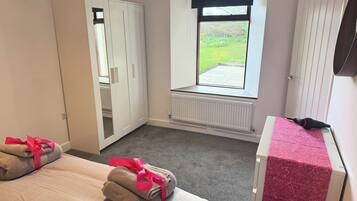 2 bedrooms, iron/ironing board, free WiFi, bed sheets
