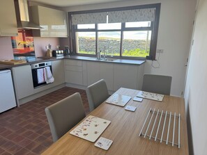 Private kitchen - Withi-gill - Cottage - Bay of Ireland Views (Stromness)
