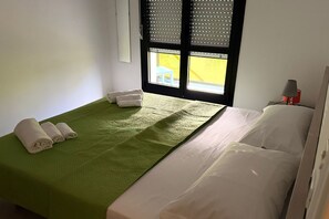 ห้องสแตนดาร์ดดับเบิล | ตู้นิรภัยในห้องพัก, โต๊ะทำงาน, Wi-Fi ฟรี, ผ้าปูที่นอน