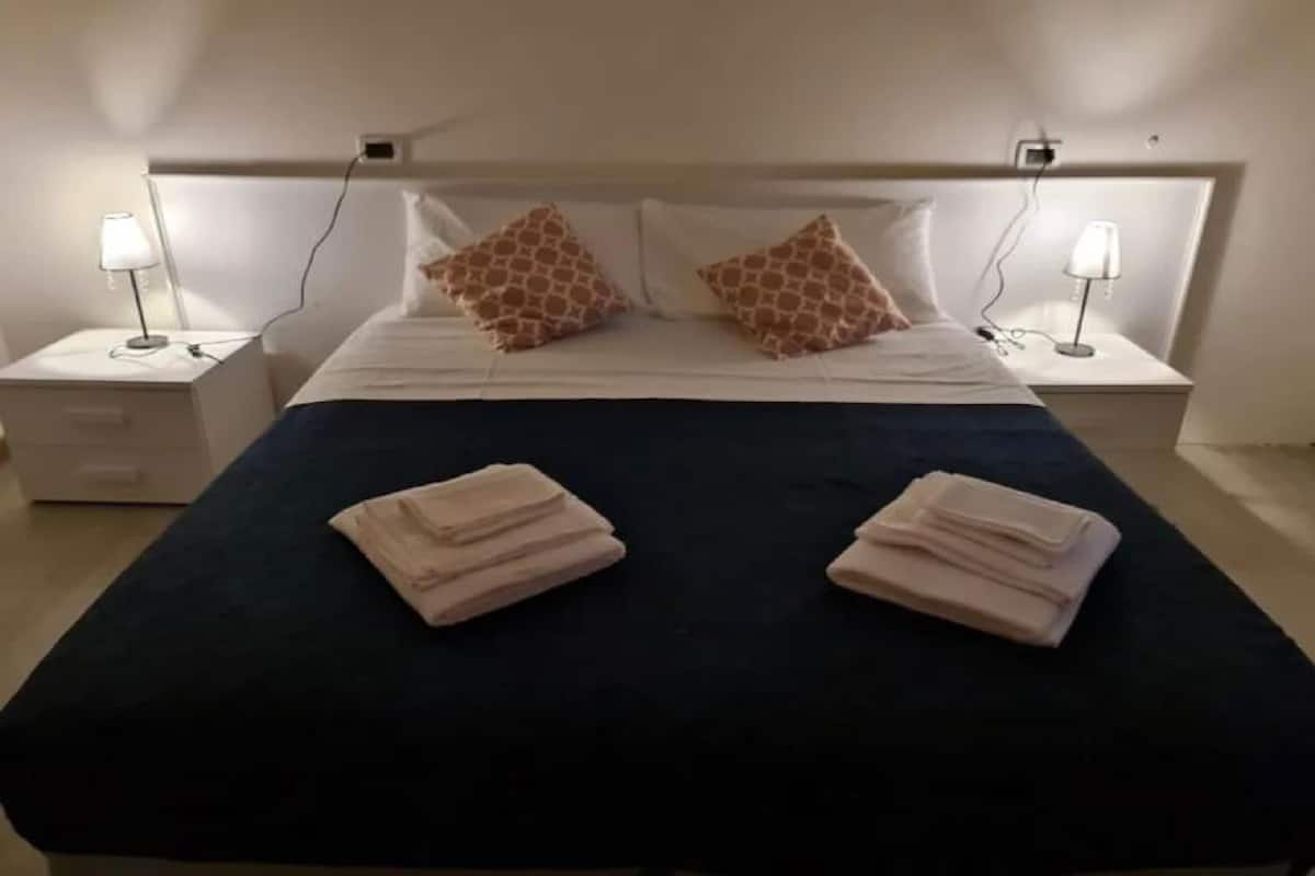Standard Double Room | In-room safe, desk, free WiFi, bed sheets