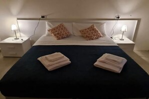 Chambre Standard double | Coffre-fort, bureau, accès au Wi-Fi (inclus), literie fournie