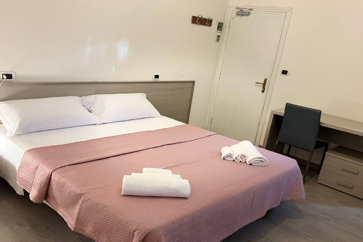 Kamar Double Standar | Brankas, meja kerja, Wi-Fi gratis, dan seprai linen