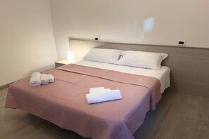 In-room safe, desk, free WiFi, bed sheets - Hotel Bologna (Rimini)