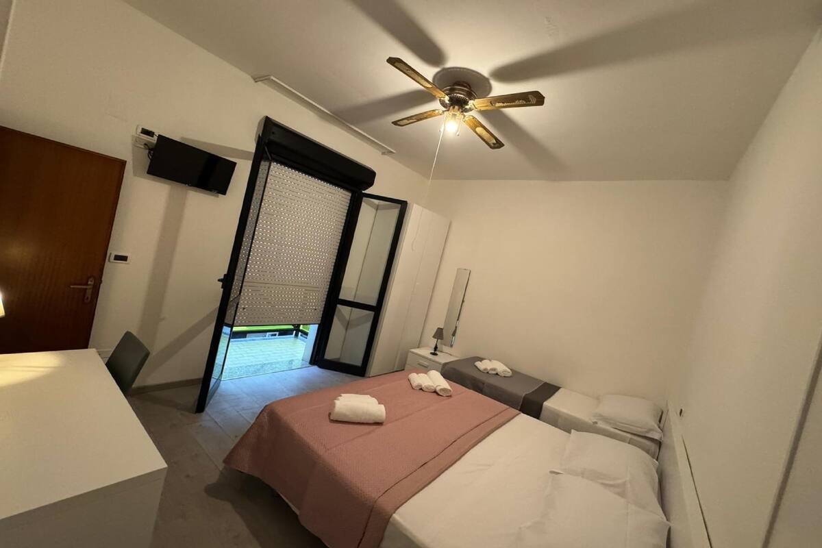 Economy Triple Room, without air conditioning | セーフティボックス (室内)、デスク、WiFi (無料)、ベッドシーツ
