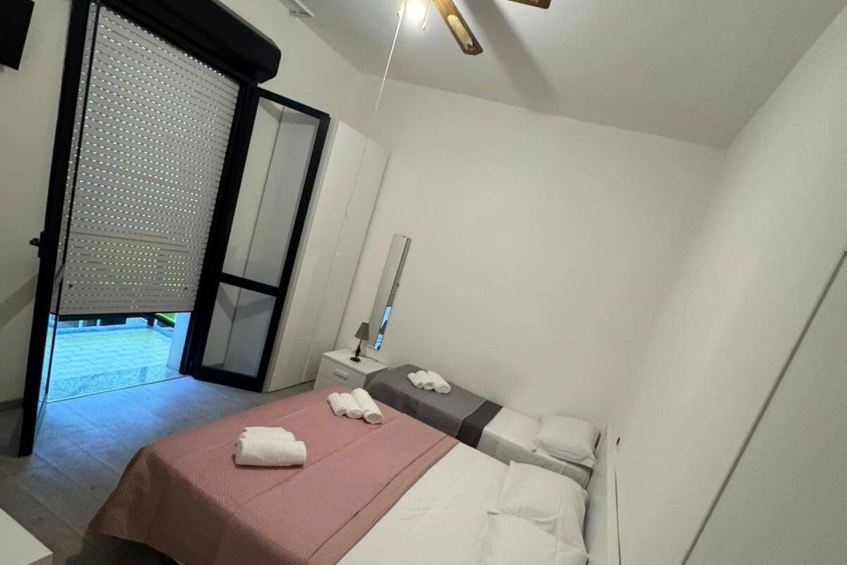 Economy Triple Room, without air conditioning | Brankas, meja kerja, Wi-Fi gratis, dan seprai linen