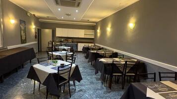 بوفيه فطور مجانًا يوميًا