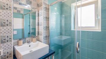 Dusche, Bidet, Seife, Toilettenpapier