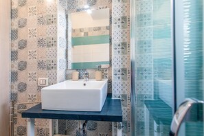 Douche, bidet, savon, papier toilette