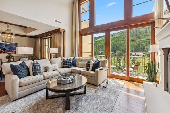 Una Smart TV, una chimenea, una oficina