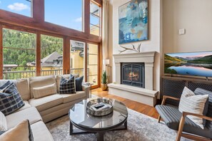 Una Smart TV, una chimenea, una oficina