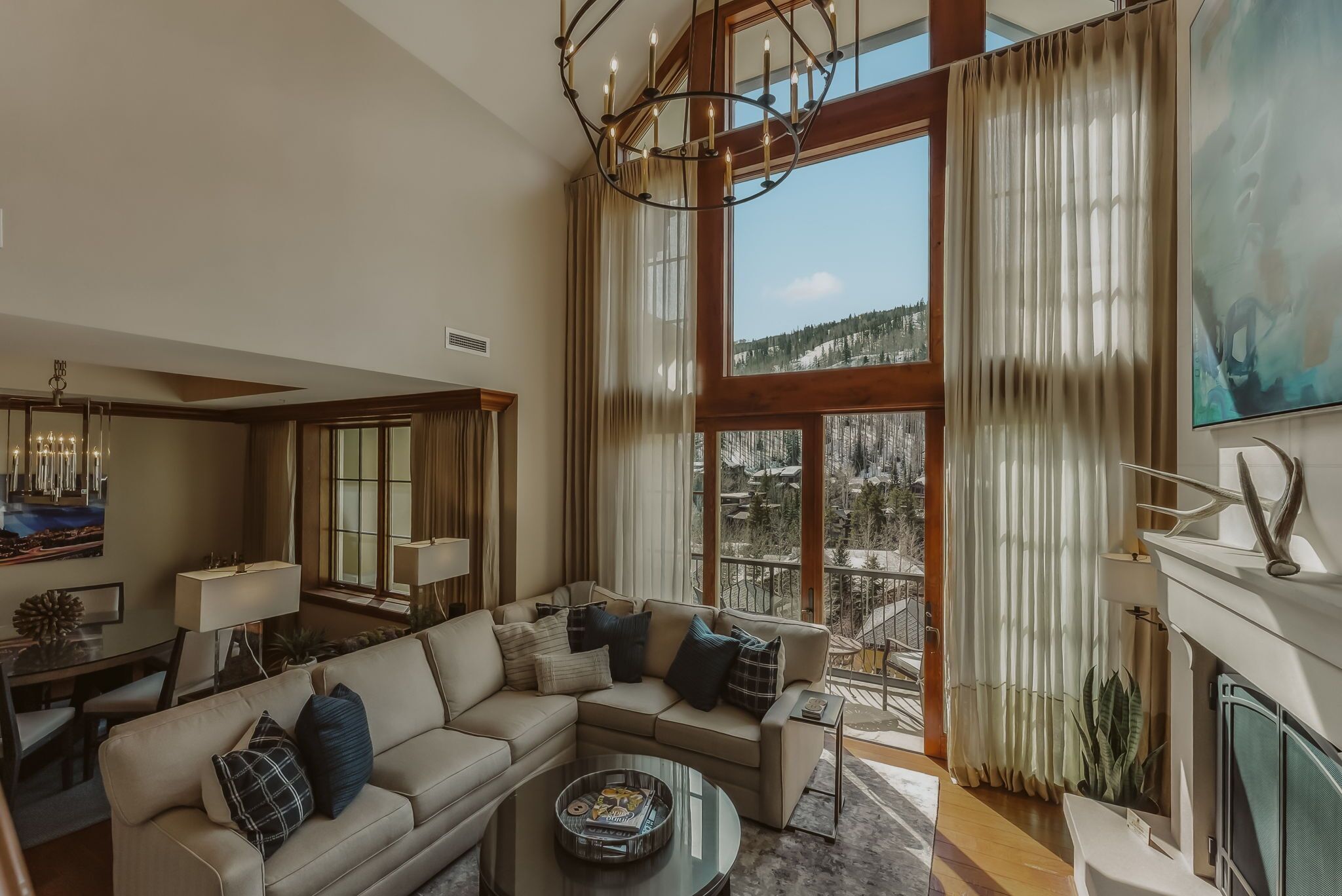 Smart-TV, Kamin, Arbeitsbereiche